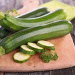 Éplucher les courgettes pour un gratin : recommandations des nutritionnistes en France.