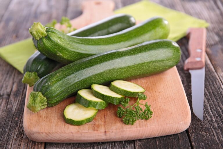 Éplucher les courgettes pour un gratin : recommandations des nutritionnistes en France.