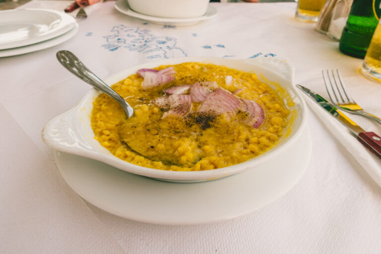 Recette traditionnelle grecque : Fava, purée de pois cassés, à découvrir dans la cuisine méditerranéenne.