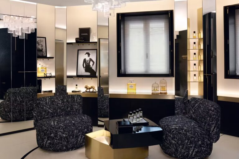 Chanel ouvre une maison de beauté et présente des bijoux pour les yeux en France.