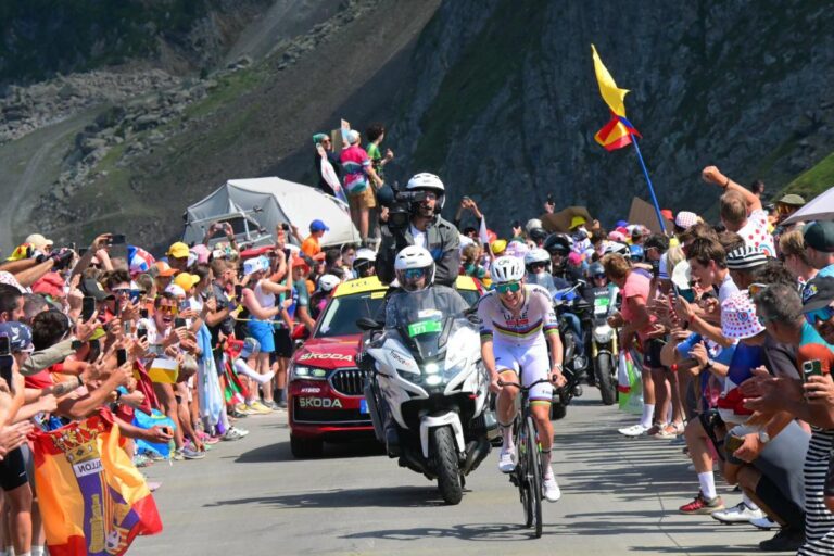 Tadej Pogacar remporte la 6e étape du Tour de France avec une stratégie calculée.
