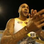 Marcell Jacobs réalise un temps de 9 »67 sur 100 m, non homologué en raison du vent.