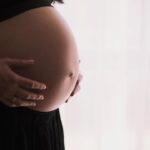 Grossesse : bonnes pratiques et erreurs à éviter selon des experts en santé.