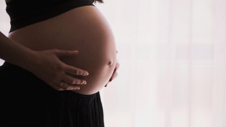 Grossesse : bonnes pratiques et erreurs à éviter selon des experts en santé.