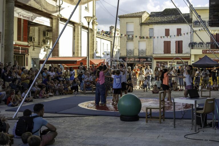 Cirque et gymnastique démocratique : la jeunesse au cœur du festival d’arts de la rue en Lot-et-Garonne