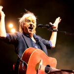 Jean-Louis Aubert se produit au Martigues Summer Festiv’Halle, célébrant la liberté musicale.