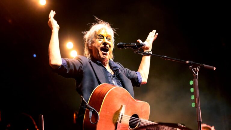 Jean-Louis Aubert se produit au Martigues Summer Festiv’Halle, célébrant la liberté musicale.