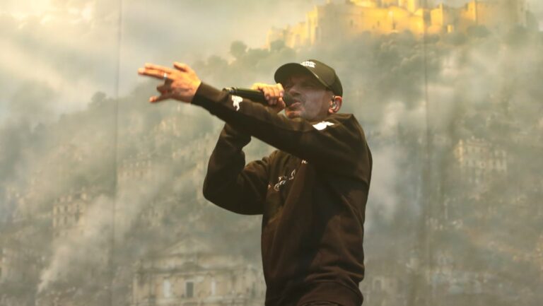 Le Rat Luciano se produit à Marseille, suscitant des réactions mitigées sur son dernier album.
