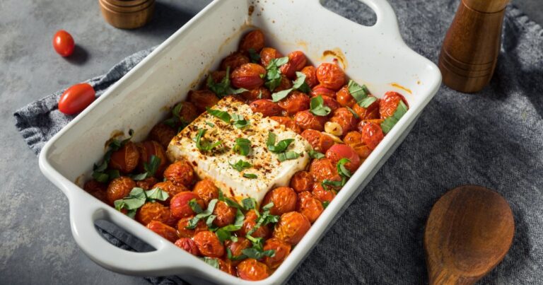 Recette de feta rôtie aux tomates cerises : une préparation simple pour un plat savoureux.