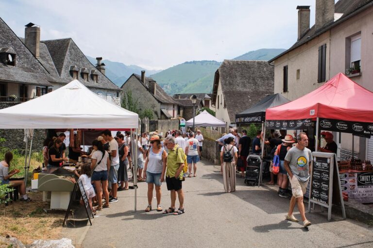 Fête du fromage et des éleveurs de montagne à Lées-Athas en Béarn, une tradition locale préservée.