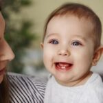 Une mère organise une fête pour célébrer la première dent de son bébé en France.