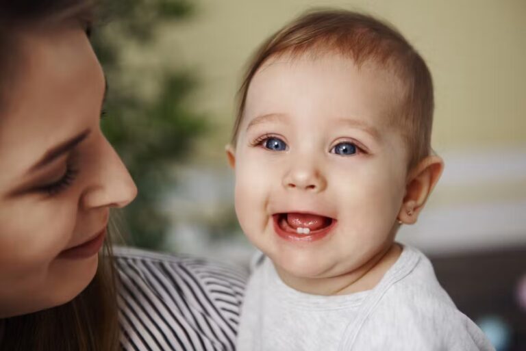 Une mère organise une fête pour célébrer la première dent de son bébé en France.
