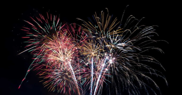 Feux d’artifice du 14 juillet : plusieurs événements annulés en raison de conditions météorologiques.