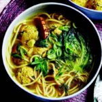 Recette de bouillon au gingembre et keftas par Sabrina Ghayour pour un repas réconfortant.