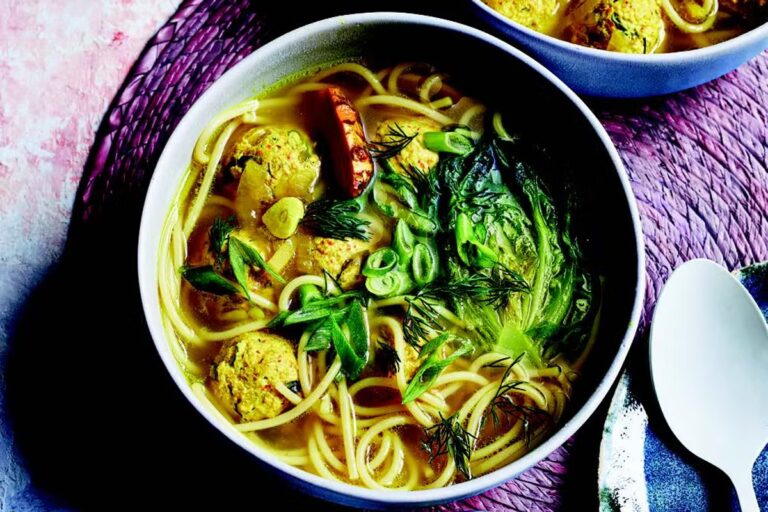 Recette de bouillon au gingembre et keftas par Sabrina Ghayour pour un repas réconfortant.