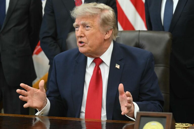 Les États-Unis intensifient leurs frappes en Iran et rétablissent le blocus des ports.