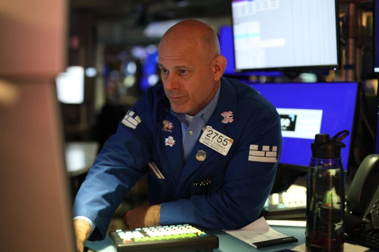 Wall Street : les investisseurs optent pour la prudence face à l’incertitude économique.