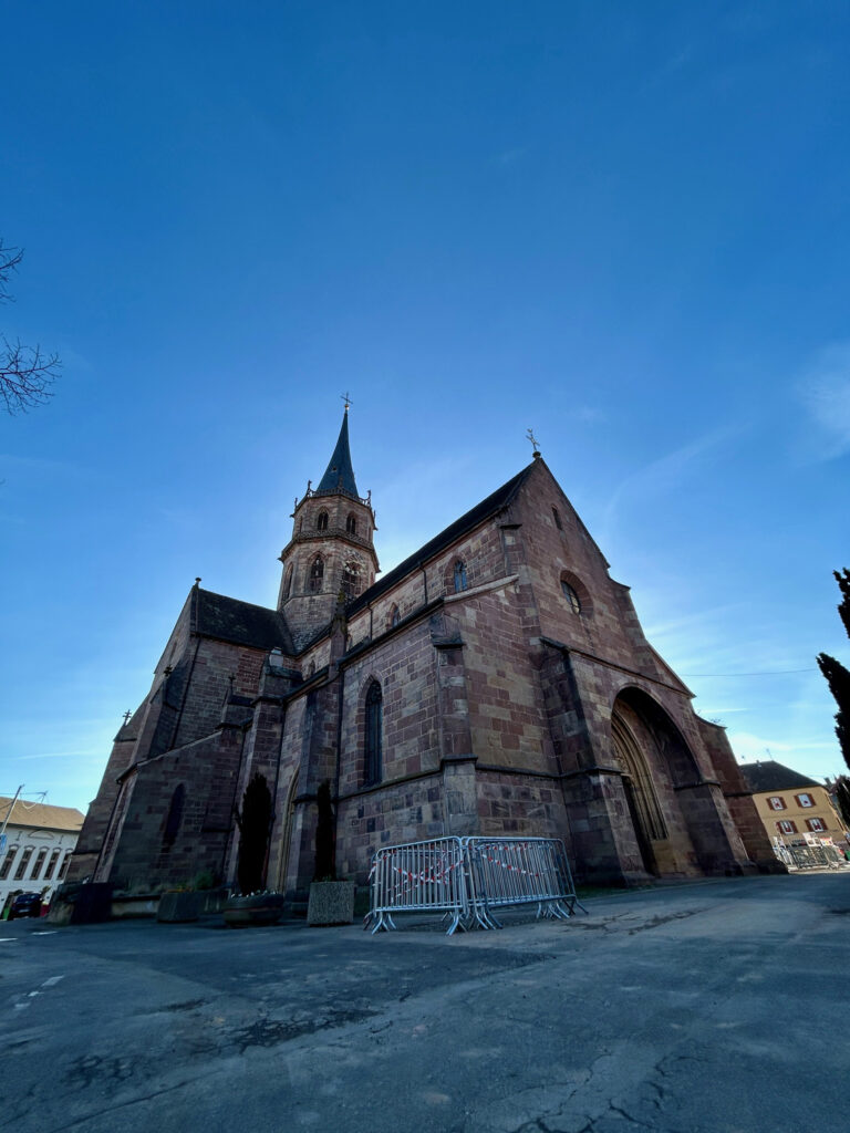 Place de l’Église à Soultz-Haut-Rhin : travaux de rénovation en cours pour améliorer l’accès piéton.