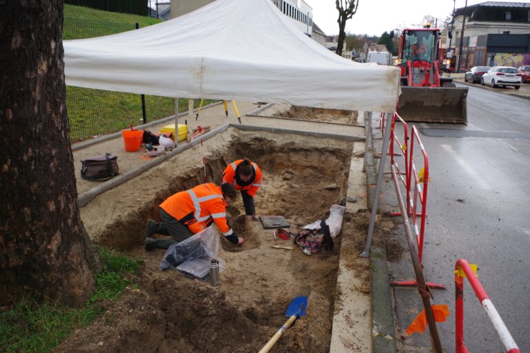Découverte d’un site archéologique à Soissons, avenue de Paris, par des chercheurs locaux.