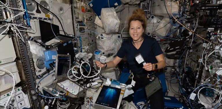 Muons cosmiques et l’astronaute Sophie Adenot : une recherche sur les particules et l’espace.