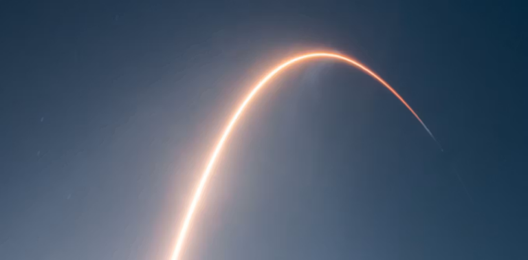 Un étage de fusée SpaceX va percuter la Lune, soulevant des questions de droit spatial.