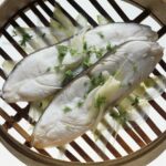 Filets de flétan cuisinés sur lit de fenouil dans des restaurants français.