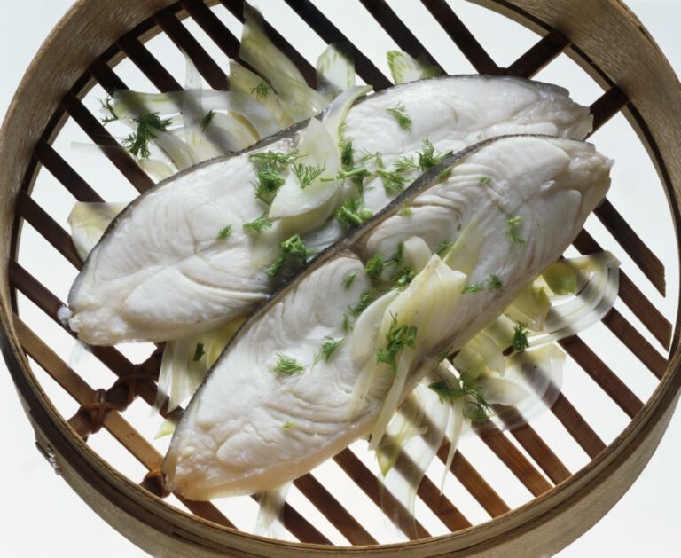 Filets de flétan cuisinés sur lit de fenouil dans des restaurants français.