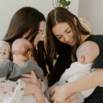 Après une FIV, deux femmes en France donnent naissance à des jumeaux et les allaitent.