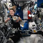 Sophie Adenot évalue le Food Processor, robot cuisinier de l&rsquo;ISS, pour la cuisine spatiale.