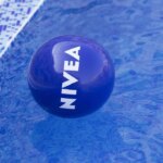 Nivea et le ballon de plage gonflable : un produit emblématique de l’industrie des loisirs.