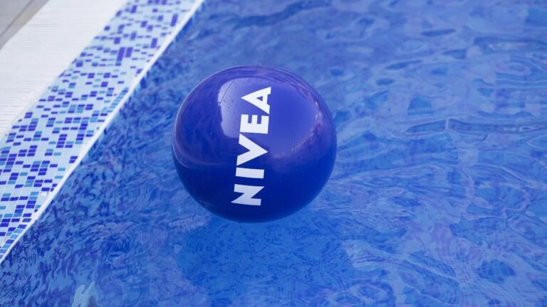 Nivea et le ballon de plage gonflable : un produit emblématique de l’industrie des loisirs.