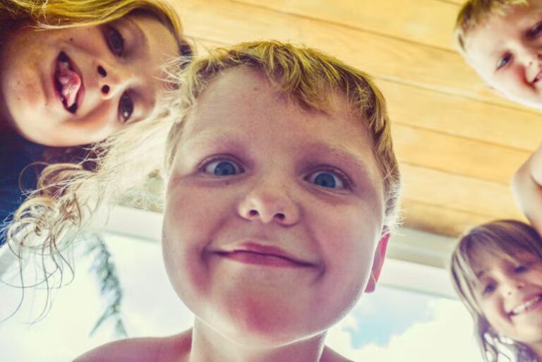 Séparer les fratries pendant les vacances : avis d’un psy et de parents sur les conséquences.