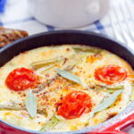 Frittata aux tomates confites, feta et basilic : recette protéinée pour repas équilibré.