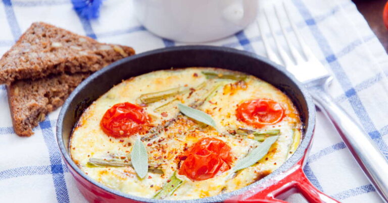 Frittata aux tomates confites, feta et basilic : recette protéinée pour repas équilibré.