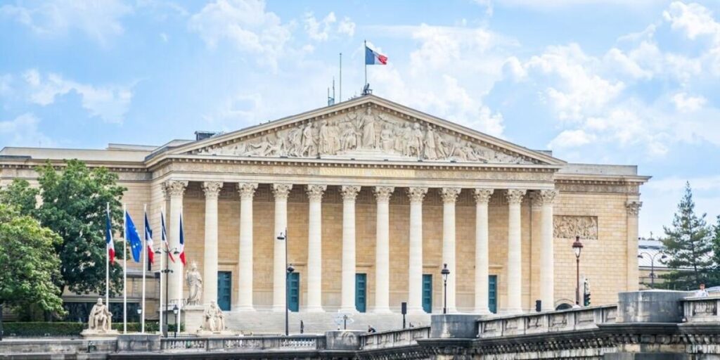 Le parti "anti-système". entretenu par le système