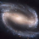 Une galaxie spirale barrée découverte par le James-Webb soulève des questions en cosmologie.