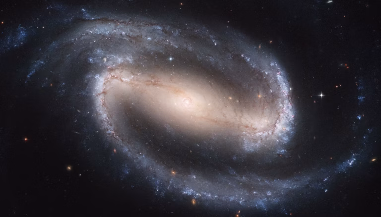 Une galaxie spirale barrée découverte par le James-Webb soulève des questions en cosmologie.