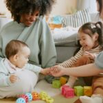 Pénurie de garde d’enfants : des parents explorent des solutions alternatives en France.
