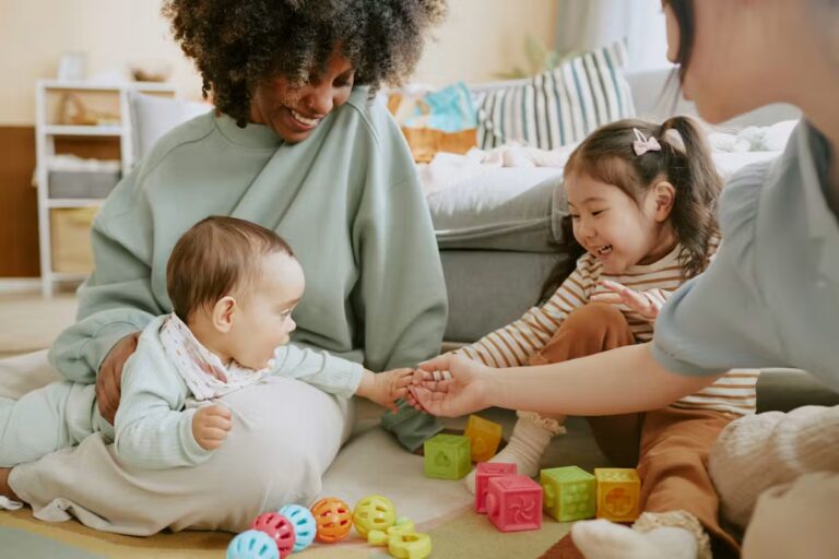 Pénurie de garde d’enfants : des parents explorent des solutions alternatives en France.