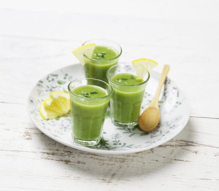 Recette de Gaspacho de courgettes : une préparation estivale saine et rafraîchissante.