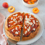 Gâteau à l&rsquo;abricot et amande : une recette traditionnelle revisitée par des chefs français.