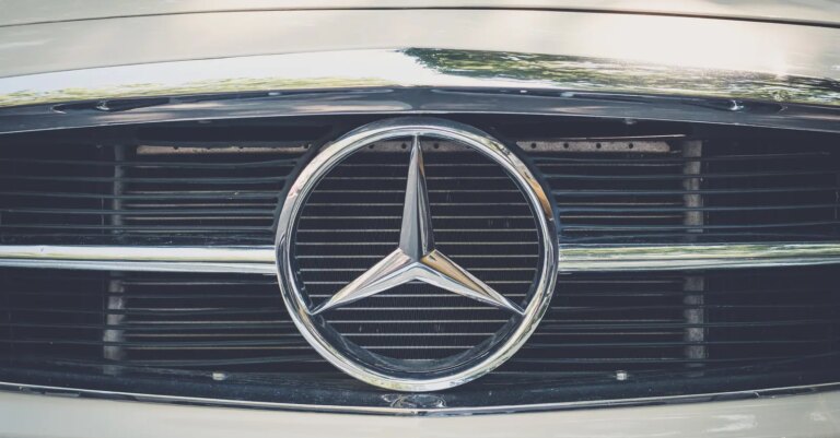 Mercedes-Benz réduit ses ambitions en réponse à la concurrence chinoise sur le marché automobile.