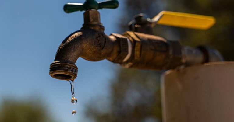 Restrictions d’eau imposées dans quatre communes de Wallonie en raison de la sécheresse.