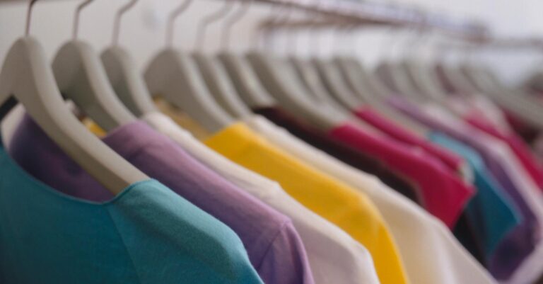 Faillite d’une marque de vêtements grande taille : 150 travailleurs perdent leur emploi.