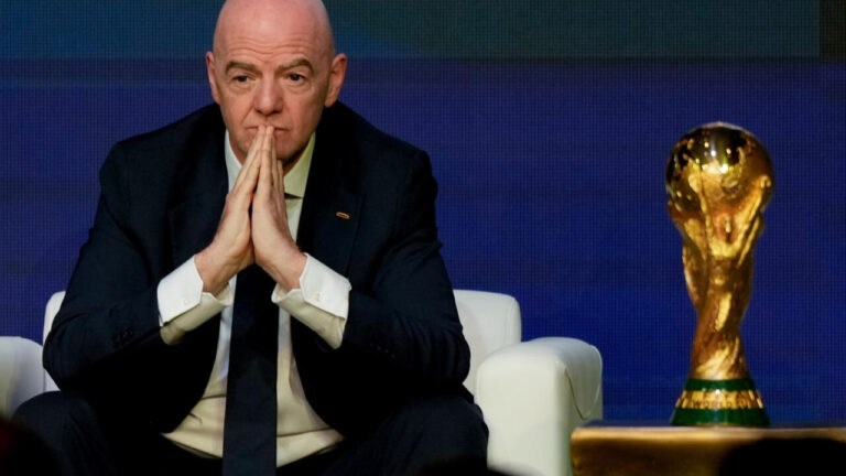Gianni Infantino défend son bilan du Mondial 2026 face aux critiques internationales.