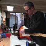 Luthier lyonnais, créateur de guitares pour Cure et Dépêche Mode, se distingue en France.