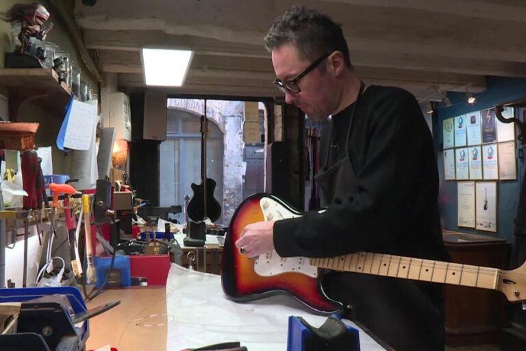 Luthier lyonnais, créateur de guitares pour Cure et Dépêche Mode, se distingue en France.