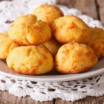 Recette traditionnelle de gougères au fromage à la française, préparation et cuisson détaillées