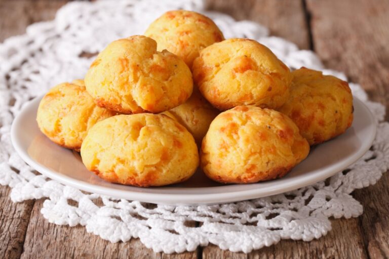 Recette traditionnelle de gougères au fromage à la française, préparation et cuisson détaillées