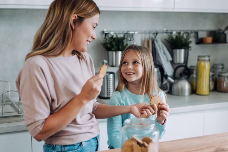 Goûter des enfants : les écoles françaises encouragent la participation des élèves au choix des collations.